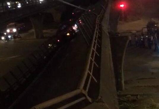 无锡高架桥坍塌,有轿车被压桥下